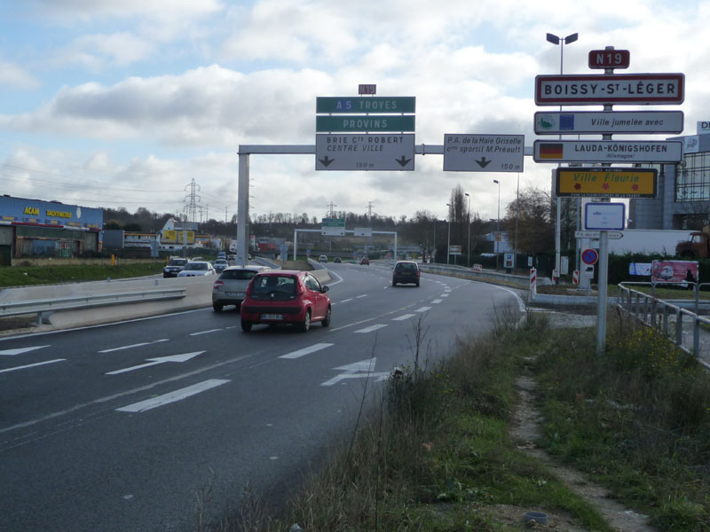 N19_Ouverture_effective_Les_velos_sont_a_droite_sur_le_trottoir_16_12_2012