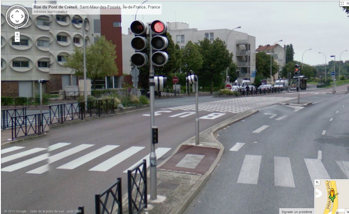 Tourne à Gauche voiture en lieu et place d'un refuge piéton digne de ce nom : les piétons se font tailler des shorts par les TVM et autres bolides. Refuge piéotn insuffisant en largeur et longueur, et dépourvu de barrières !