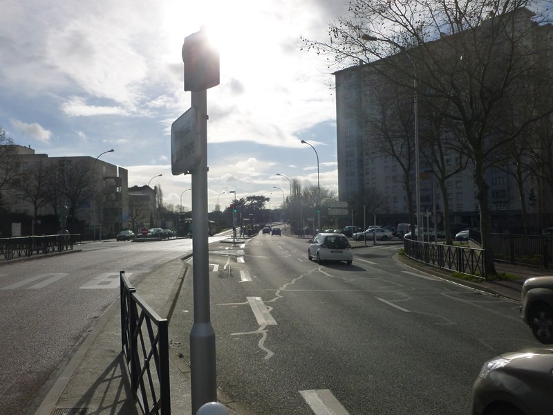 Vue du tourne à gauche démesuré, en tant que piéton