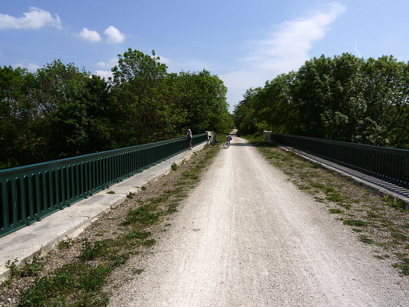 800px-bikeway_chemin_des_roses_is_crossing_the_river_yerres_near_soignolles_en_brie_p1080805
