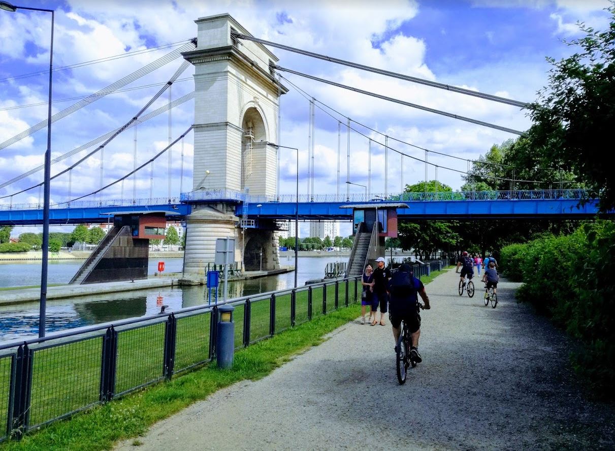 Blue is the Pont du Port à l'anglais.JPG