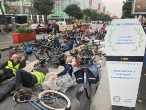Manifestation au Kremlin-Bicêtre: « Rendez-nous notre piste cyclable sur la D7! »
