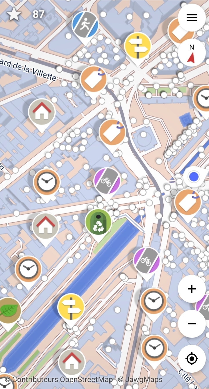Capture d'écran d'un smartphone avec une carte de ville, ses bâtiments et voiries, présentant des icônes rondes, représentant des questions posées sur les caractéristiques des aménagements.