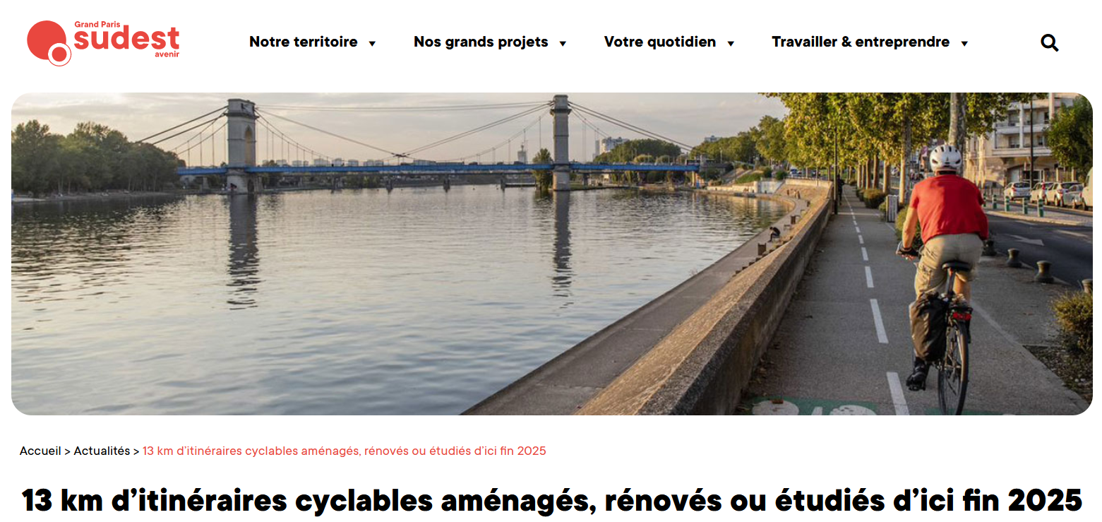 Capture d'écran du site du GPSEA montrant, sous le titre "13km d'itinéraires cyclables aménagés, rénovés ou étudiés d'ici fin 2025", un cycliste de dos roulant le long de la Seine sur un trottoir avec une signalétique incluant le vélos (voie verte), avec le pont du Port-à-l'anglais en fond.