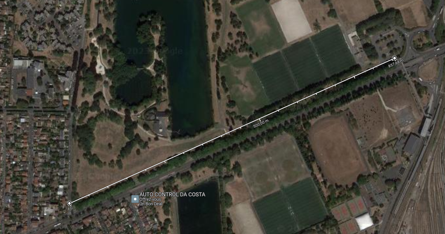 Vue aérienne de la section de voirie entre le carrefour Pompadour et la rue Maryse Bastié à Choisy-le-Roi, avec ajout d'une ligne représentant la "voie verte" actuelle sur le côté nord
