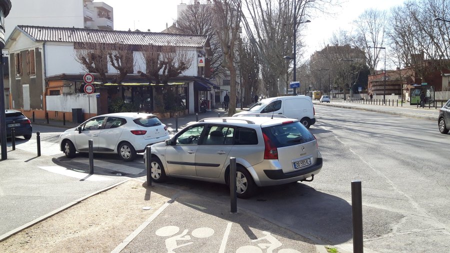 Trois voitures en stationnement gênant particulièrement dangereux, l'une sur le passage piéton, les deux autres dans l'axe de la piste cyclable, à l'intersection de la rue Jean Jaurès et de la rue de Valenton à Maisons-Alfort, devant un restaurant.