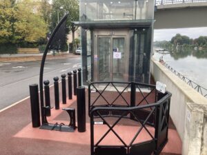 Passerelle de la pie : les associations protestent contre la nouvelle barrière anti-intrusion