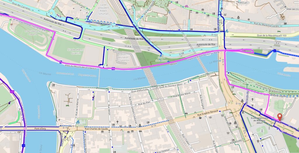 Carte OpenStreetMap des environs du confluent, un tracé rose représente le projet de voie V6. Il est compliqué par des détours.