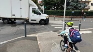 Nos pistes cyclables sur trottoirs sont dangereuses: un enfant renversé sur la D19