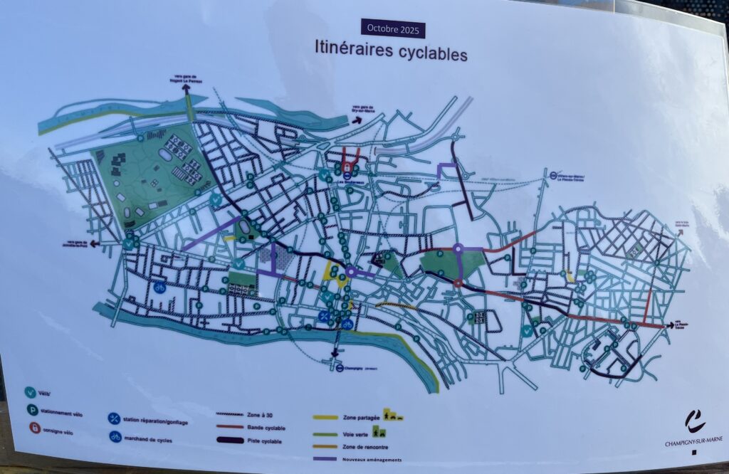 Carte de Champigny-sur-Marne avec un itinéraire cyclable continu d'est en est, plusieurs branches, et assez capillaire coté ouest dans le vieux Champigny. Différentes couleurs illustrent l'existant et les projets.
