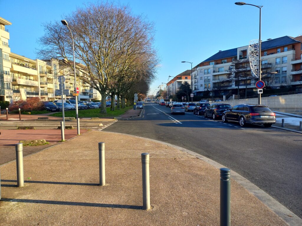 Photo prise aux abords de la station Créteil pointe du Lac, montrant l'absence d'aménagements cyclables sérieux alentours.