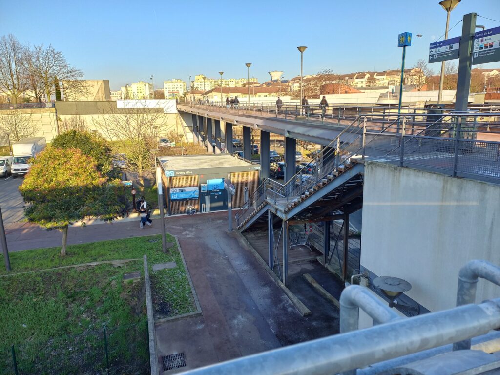 Vue en plongée du parking vélo sécurisé d'IDFM, en contrebas d'un escalier.