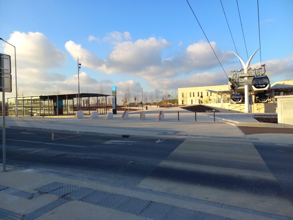 Vue de la nouvelle station Villa Nova à Villeneuve Saint-Georges, des voies et trottoirs tous récents, peu lisibles hélas quant à la place des cyclistes.
